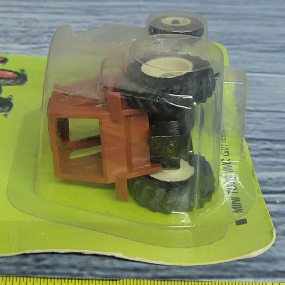 Vtg mini toys Hesston 1/64 scale 980 DT 4wd diecast/plastic tractor brown/white - Picture 8 of 11